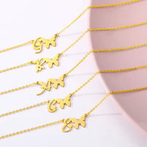 Venta al por mayor de alta calidad de oro de 18 quilates letras mayúsculas inglesas mariposa collar de moda y joyería popular para las mujeres - Product Image 5