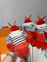 JellyCats Peluche Homard Marin 28 cm, Adorable Animal Marin Rouge, Poupée en Peluche Douce avec Tenue Marine, Idéal pour Cadeaux d'Anniversaire