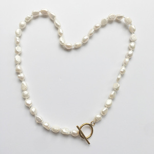 <span class=keywords><strong>Collana</strong></span> Girocollo di Alta Moda con <span class=keywords><strong>Perle</strong></span> d'Acqua Dolce per Donna, <span class=keywords><strong>Barocche</strong></span> Lunghe 7-8 MM, Chiusura in Acciaio Inossidabile Placcato Oro, 40-56 cm - Product Image 1