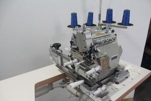 Máquina de Coser Industrial Overlock DS-8100T-04DM2-24-7/P/AC con Dispositivo Neumático de Rodillo Largo - Product Image 2