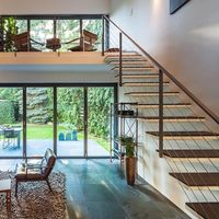 Escalier de villa moderne en acier et bois avec garde-corps en verre/métal, escalier intérieur durable pour hôtels