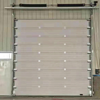 Porte sectionnelle industrielle victorienne renforcée avec isolation thermique pour usage commercial intensif en cour intérieure