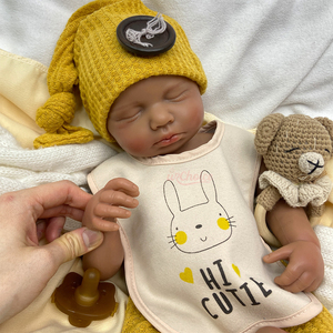 ตุ๊ก<span class=keywords><strong>ตา</strong></span>ซิ<span class=keywords><strong>ล</strong></span>ิโคนรีบอร์นผิวสีเข้ม <span class=keywords><strong>ข</strong></span>นาด 20 นิ้ว รุ่น LouLou <span class=keywords><strong>ตา</strong></span><span class=keywords><strong>ปิด</strong></span> แสดงอารมณ์สมจริง สำหรับผู้เชี่ยวชาญด้านการบำบัดและผู้ช่วยด้านสุ<span class=keywords><strong>ข</strong></span>ภาพจิต - Product Image 3