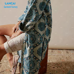 Chaqueta Maxi de Jacquard para mujer, diseño impreso, bolsillos en el pecho, cierres frontales con botones, mangas caídas, puños, detalle de abertura - Product Image 4