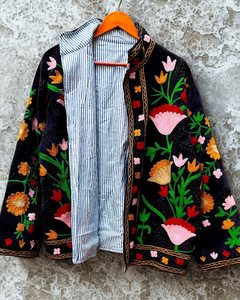 เสื้อแจ็คเก็ตกำมะหยี่สีดำสำหรับผู้หญิง ปักลายสัตว์ด้วยมือ แต่งกระดุมผ้าฝ้าย สไตล์โบฮีเมียน เสื้อโค้ทฤดูหนาวลายชนเผ่า เสื้อคลุมตัวนอก - Product Image 4