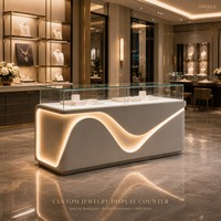 Comptoir d'exposition de bijoux lumineux personnalisé avec vitrine en verre et éclairage décoratif frontal pour aménagements de boutiques de détail