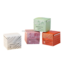 Coffret d'articles de toilette bleu texturé pour hôtel, avec logo personnalisé en relief, comprenant brosse à dents, savon, peigne, rasoir jetables et emballage en carton