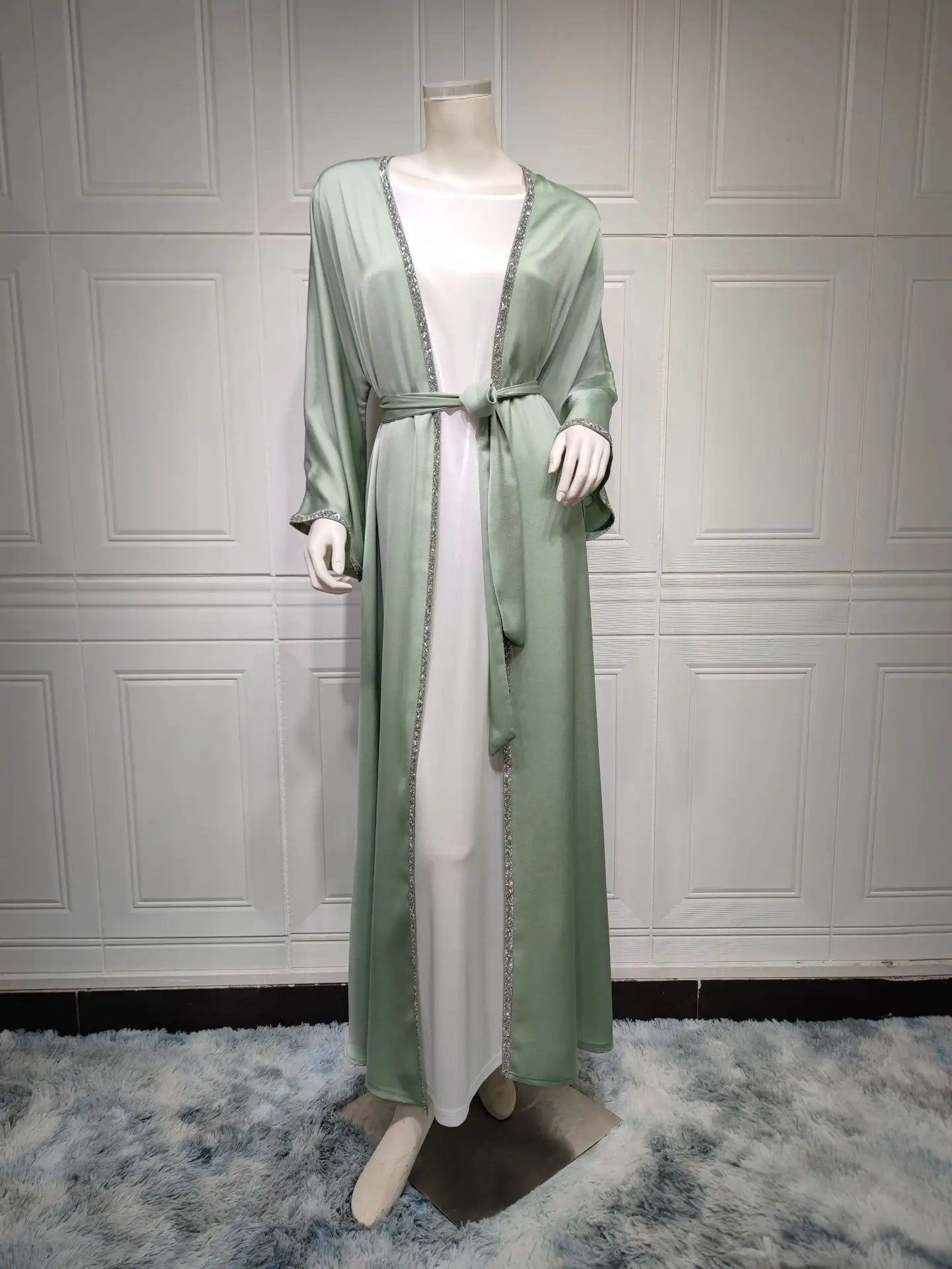 2023 disegni Eid Dubai islamico elegante modesto Abaya donne abito musulmano interno Slip Dress Abaya Set diamante raso di seta aperto Abaya