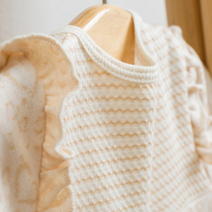 Tutina per Neonati a Maniche Lunghe con Motivo a Cuore, 100% <span class=keywords><strong>Cotone</strong></span> Biologico 200-220gsm, Chiusura con Bottoni a Scatto e Motivo Personalizzabile - Product Image 4