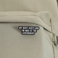 Épinglette en émail personnalisée « Mon corps fait mal et je suis en colère contre le gouvernement », citation drôle, badge en métal, épinglette de revers sarcastique, cadeau