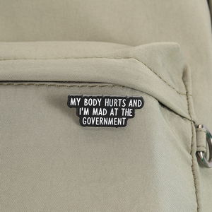 Épinglette en émail personnalisée « Mon corps fait mal et je suis en colère contre le gouvernement », citation drôle, badge en métal, épinglette de revers sarcastique, cadeau - Product Image 4