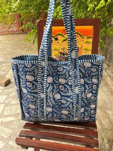 Bolso de Mano Acolchado de Algodón con Estampado de Bloques, Elegante Arte Textil Tradicional, Bolso de Hombro para Viajes y Compras - Product Image 3