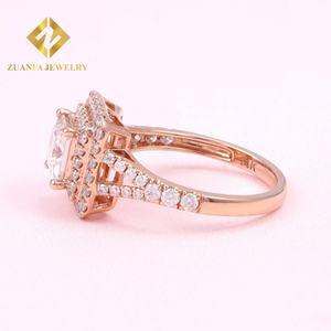 Anillo de Compromiso y Matrimonio de Lujo con Moissanita Princesa de 1.2ct Cultivada en Laboratorio, Engastado a Mano en Oro Amarillo de 14k para Mujer - Product Image 5