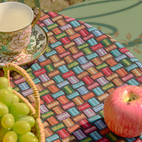 Nappe ronde vintage en jacquard à motif de briques colorées, avec bordure en dentelle à volants blancs, en mélange coton et polyester