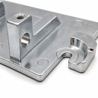 Service de fabrication sur mesure de pièces en aluminium robustes par estampage et usinage CNC, y compris plaques de montage et supports.