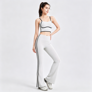 Ensemble <span class=keywords><strong>de</strong></span> yoga pour femmes avec débardeur à fines bretelles et pantalon évasé, idéal pour le Pilates, la barre, les activités intérieures, le sport quotidien et les sorties en ville - Product Image 1