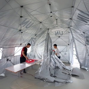 Tente d'abri familiale humanitaire - Blanche, type à armature droite, imperméable, coupe-vent, double couche, en tissu T/C, avec piquets et cordes - Product Image 3
