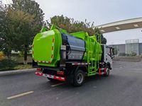Le nouveau modèle de camion à ordures compacteuses est équipé d'un moteur Yuchai de 170 chevaux et peut transporter jusqu'à 6 tonnes de déchets