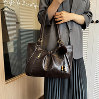 Sac fourre-tout rétro en PU pour femme, texture douce, grand sac à bandoulière avec pompon décoratif