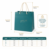 Sacs cadeaux en papier bleu sarcelle avec logo personnalisé KM, poignée en corde de coton crème, cœur en feuille d'or, pour boutique et vente au détail