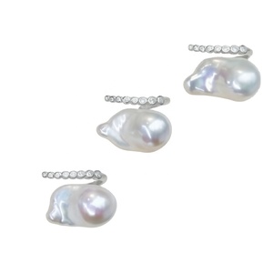 Anello Barocco di Nicchia con Apertura Regolabile e Unico Design in Argento Sterling con Perle Edison d'Acqua Dolce - Product Image 1