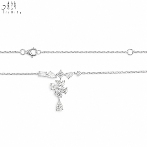 Collier moderne intemporel en or blanc massif 18 carats avec grappe de diamants de formes variées, bijoux raffinés pour occasions formelles - Product Image 3