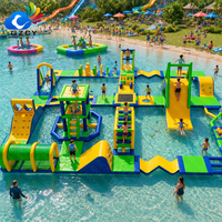 Plateforme de jeu gonflable aquatique, structure de jeu flottante modulaire pour événements aquatiques en groupe sur la plage ou en camping
