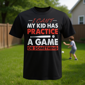 Camiseta negra unisex para adultos con la frase "No puedo evitar que mi hijo haga práctica de deporte o algo similar" - Product Image 3