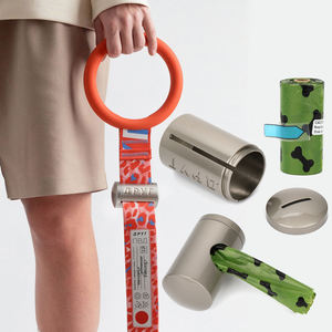 P4067P Soporte Metálico Dispensador para Correa de Mascota para Bolsas de Excremento de Perro con Dispensador de Tela para Bolsas de Residuos - Product Image 1
