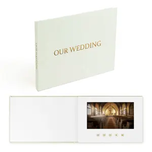 Il nostro libro Video in lamina d'oro per matrimoni che riproduce il tuo video di nozze con un Album Video di nozze rilegato in lino con Display IPS da 7 pollici