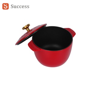 <span class=keywords><strong>Cocotte</strong></span> <span class=keywords><strong>en</strong></span> <span class=keywords><strong>fonte</strong></span> <span class=keywords><strong>émaillée</strong></span> de luxe rouge cerise avec bouton doré, ustensile de cuisson haut de gamme pour les fêtes, vente <span class=keywords><strong>en</strong></span> gros usine - Product Image 4