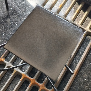 Poudre <span class=keywords><strong>de</strong></span> porcelaine à base <span class=keywords><strong>de</strong></span> glaçure noire et <span class=keywords><strong>de</strong></span> glaçure blanche pour surface, utilisée pour les carafes à eau en acier et les ustensiles <span class=keywords><strong>de</strong></span> cuisine. - Product Image 4