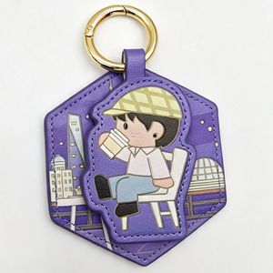 Porte-clés en cuir avec clip magnétique pour chapeau et support à lunettes, design personnalisé, couleur violette avec scène urbaine et personnage de dessin animé - Product Image 4