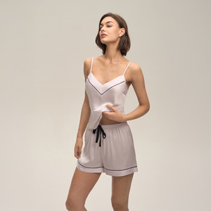 Conjunto de Camisola y Pantalones Cortos de Satén para Mujer SUHE PJ-1438, Color Marrón Claro y Blanco, Ropa de Dormir Delgada de Poliéster, Ropa de Estar por Casa, Dos Piezas, Informal, Verano - Product Image 1