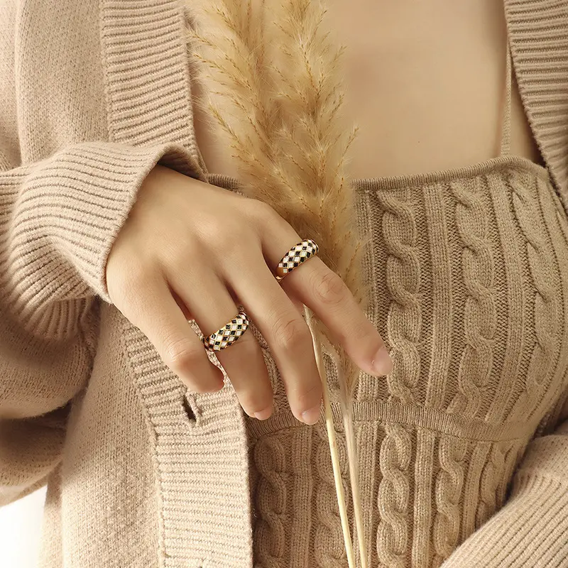 Alla moda anelli placcati in oro 18k grossi anelli in acciaio inossidabile semplice anello da dito nero bianco a quadri con smalto gioielli da donna