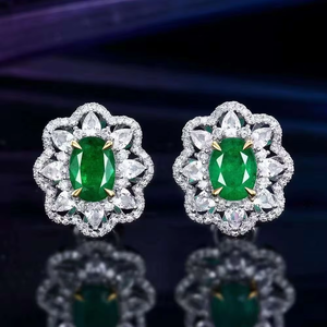Pendientes de Oro Blanco de 18K con Esmeralda Verde Natural de 1.38CT, Certificados por GRC, Decorados con Diamantes Laterales Brillantes - Product Image 1