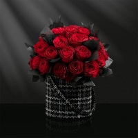 Kotak Hadiah Silinder Bulat Bergaya Floral dengan Aksen Kain, Isi Buket Bunga Mawar Buatan Tangan