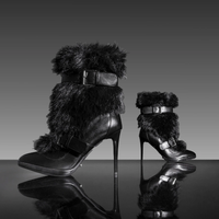 Bottines à talons aiguilles en fourrure avec logo personnalisé et détails à boucles pour femmes