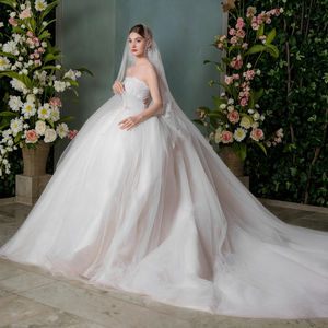 Robe de mariée moderne et éthérée, coupe trapèze, <span class=keywords><strong>bustier</strong></span>, en tulle scintillant, avec <span class=keywords><strong>voile</strong></span> orné de dentelle complexe, volants et broderies spectaculaires - Product Image 5