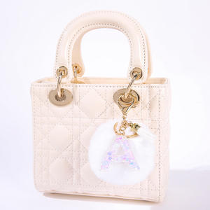 سلسلة مفاتيح بدلاية مخصصة للسيدات سلسلة مفاتيح مزينة بالكرات البيضاء الجديدة من الترتر في أكياس بلاستيكية - Product Image 4