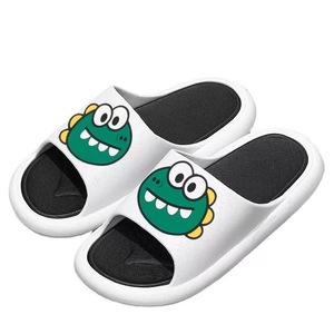 2024 été PVC sandales pantoufles mignon <span class=keywords><strong>dinosaure</strong></span> ménage salle de bain femmes et hommes Couple bas prix en gros pantoufles zapatillas - Product Image 1