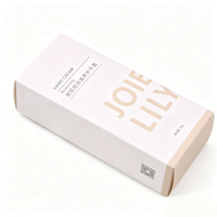 Boîte en papier kraft blanc haut de gamme avec logo personnalisé en relief, design minimaliste pour produits de soin de la peau
