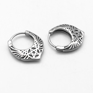 Pendientes Huggie de yunnique, diseño geométrico de estrella de acero de titanio, patrón circular triangular, joyería de moda - Product Image 2