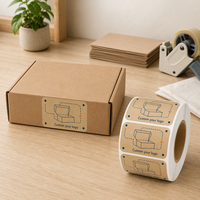 Boîte d'expédition en carton ondulé avec étiquette personnalisée en papier kraft imprimé, design sur mesure, extrémité enroulable, pour emballage de colis.