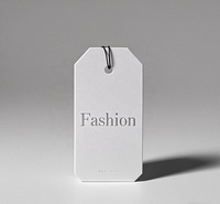 Étiquette suspendue en papier gaufré personnalisée avec cordon en coton pour vêtements, chaussures, sacs et articles vestimentaires