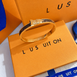 Bracciale di Lusso di Alta Qualità con Quadrifoglio, Gioiello Placcato Oro Ispirato al Design di Marca per Donne, Conveniente - Product Image 3