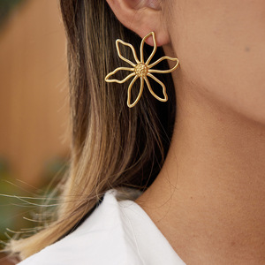 Floral <b>Stud</b> <b>Earrings</b> 18K Gold Plated Stainless Steel Lightweight Elegant Design For Women Autumn Winter Jewelry - Product Image 3