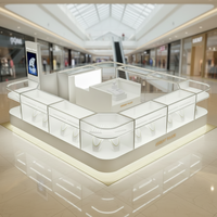 Maßgefertigte Moderne Luxuriöse Umweltfreundliche Recycelbare Glas-Edelstahl Weiße Schmuck-Vitrine Kiosk LED-Beleuchtung Einzelhandels-Display
