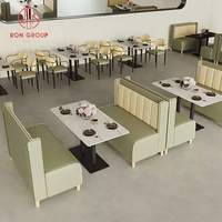 Ensemble de mobilier de restaurant commercial, cadre beige, canapé en cuir vert, banquette avec table carrée en marbre et pieds en métal pour café