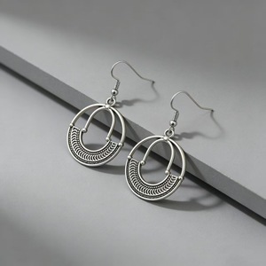 Orecchini pendenti rotondi geometrici vintage da donna, gioielli alla moda con ciondolo cavo - Product Image 3